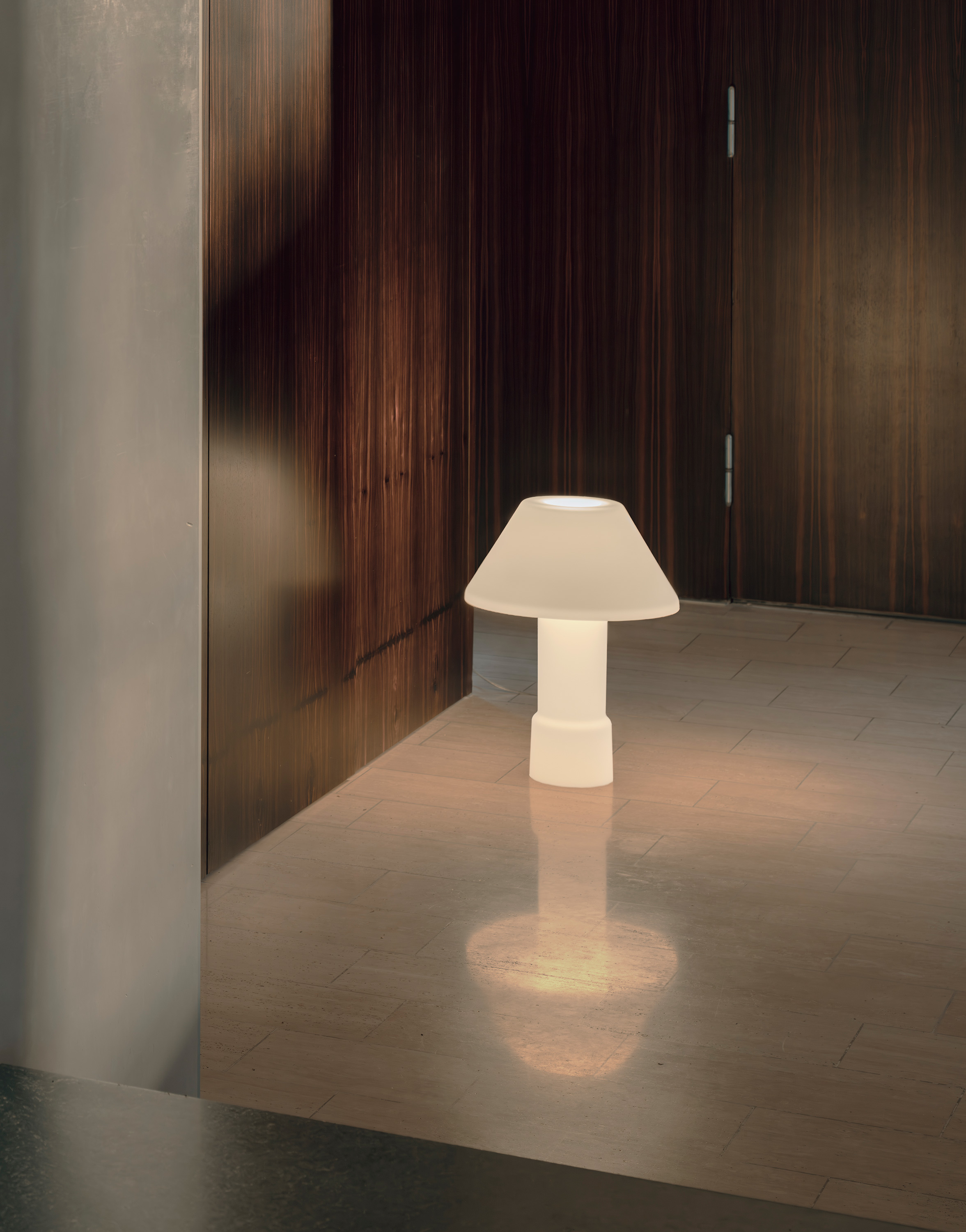 LAMPYRE TABLE W163T2