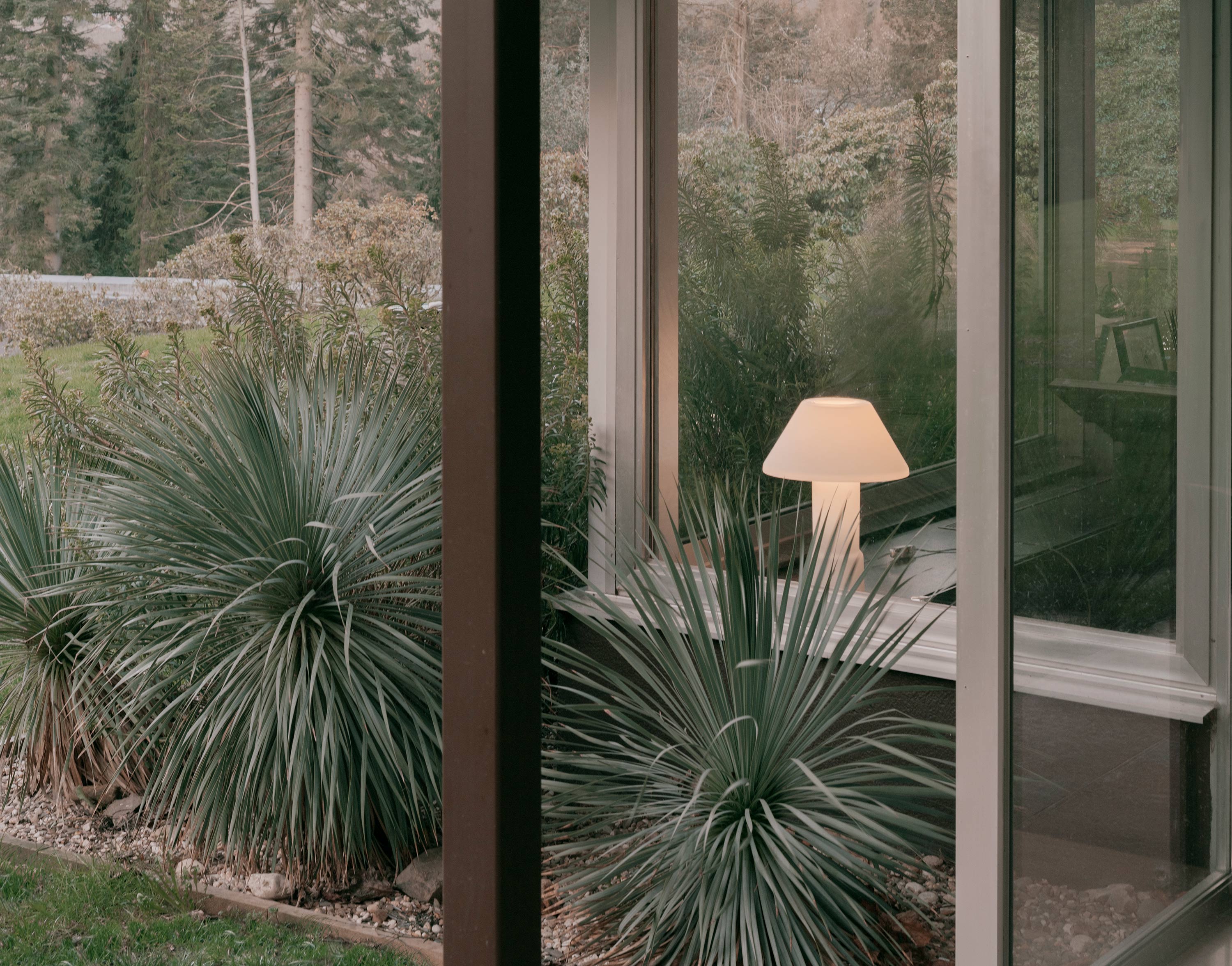 LAMPYRE TABLE W163T1